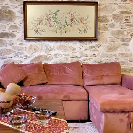 Kiratsos House *